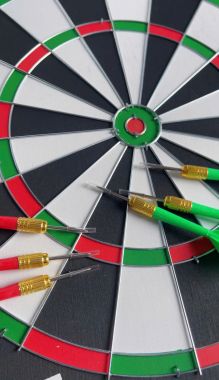 Bảng Phóng Phi Tiêu | Bảng Phi Tiêu Gỗ Ailaikit kích thước 35 cm 2 mặt 6 tiêu, phi tiêu giải trí tại nhà