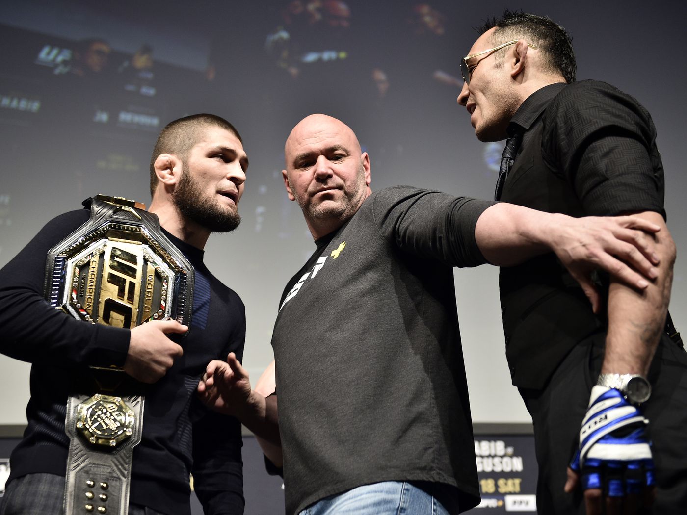  Wilder không thua bởi trang phục thi đấu